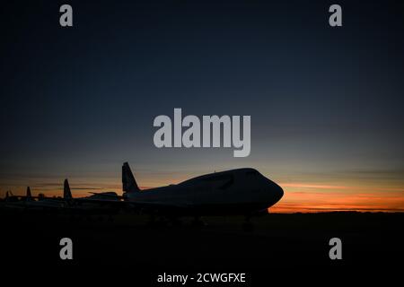 Flughafen Cotswold, Kemble, Gloucestershire, Großbritannien. September 2020. Mehrere Boeing 747s und andere große Passagierflugzeuge werden zum Schrott gelagert Stockfoto