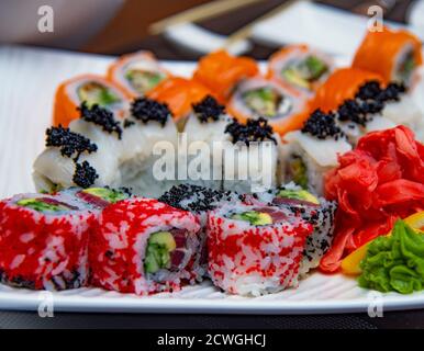 Köstliches Sushi auf dem Teller, Nahaufnahme Stockfoto