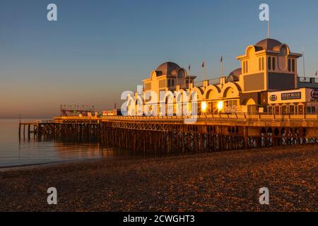 England, Hampshire, Portsmouth, Southsea, Beach und South Parade Pier Stockfoto