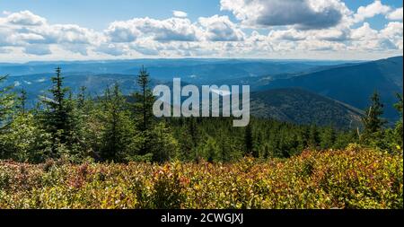 Sehen Sie den Balg des Lysa hora Berggipfels in den Moravskoslezske Beskydy Bergen in tschechien mit Sance Wasserreservoir und Hügeln Stockfoto