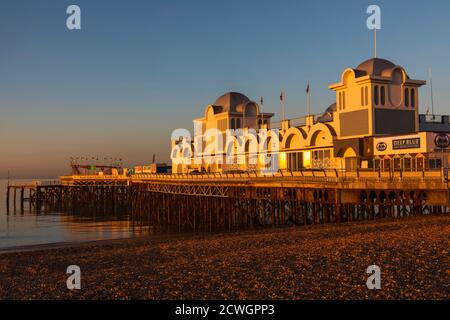 England, Hampshire, Portsmouth, Southsea, Beach und South Parade Pier Stockfoto