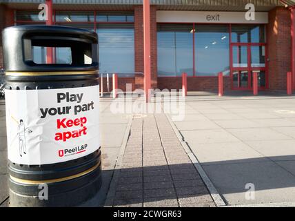 Hinweis im Asda Shopping Complex, Corby, Nhants, England, über die Notwendigkeit, 2 m auseinander zu bleiben wegen der covid-19 Krise, September 2020. Stockfoto