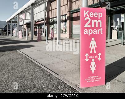 Hinweis im Asda Shopping Complex, Corby, Nhants, England, über die Notwendigkeit, 2 m auseinander zu bleiben wegen der covid-19 Krise, September 2020. Stockfoto