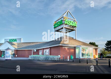 Außenansicht des Asda Superstore in Corby, Nhants, England. Stockfoto