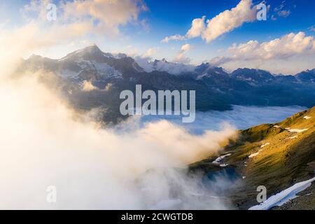 Nebel bedeckt das Tal zu Füßen des majestätischen Galenstock Berges, Furka Pass, Kanton Uri, Schweiz Stockfoto