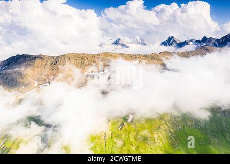 Luftaufnahme des Furka-Passes und von Nebel versteckte Berge, Kanton Uri, Schweiz Stockfoto