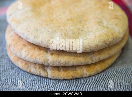 Vollkorn-Pita-Brot, nahöstliche Küche Stockfoto