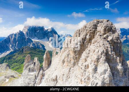 Sonne über den felsigen Gipfeln von Becco di Mezzodi und Monte Pelmo, Luftbild, Ampezzo Dolomiten, Provinz Belluno, Venetien, Italien Stockfoto