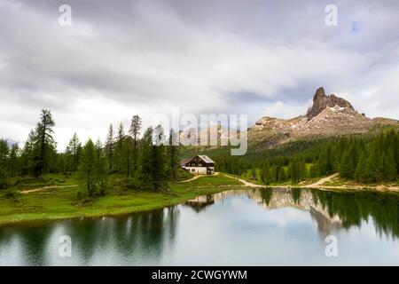 Wolken über Becco di Mezzodi, Rifugio Croda da Lago und Federasee im Sommer, Ampezzo, Dolomiten, Belluno, Venetien, Italien Stockfoto