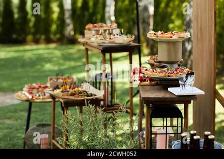 Holzbuffettisch mit Snack, Vorspeise und Obst im Freien im Sommer Tag dekoriert Stockfoto