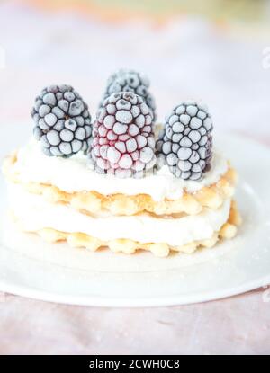 Waffeln mit Brombeeren und Frischkäse Stockfoto