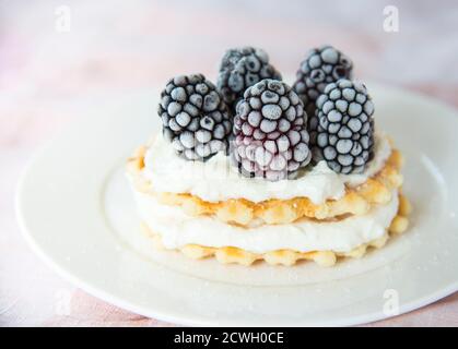 Waffeln mit Brombeeren und Frischkäse Stockfoto