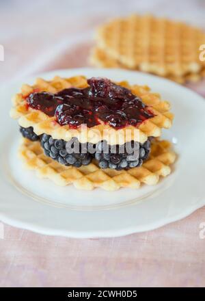 Goldene Waffeln mit Brombeeren und Marmelade Stockfoto