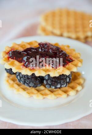 Goldene Waffeln mit Brombeeren und Marmelade Stockfoto