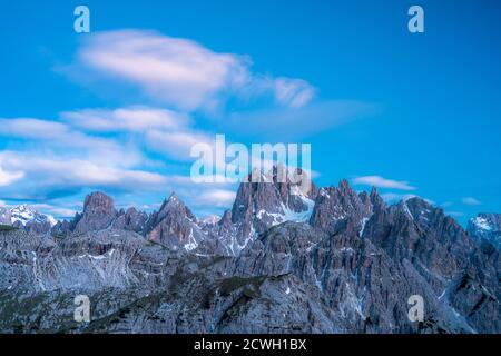 Abendlicht über den felsigen Gipfeln der Cadini di Misurina Berggruppe, Dolomiten, Provinz Belluno, Venetien, Italien Stockfoto