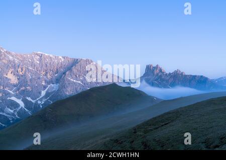 Nebel im Morgengrauen über Cime di Terrarossa, Molignon und Palacia im Morgengrauen, Seiser Alm, Dolomiten, Südtirol, Italien Stockfoto