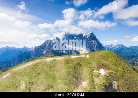 Grasbedeckung Col Duro mit Monte Pelmo im Hintergrund, Luftaufnahme, Dolomiten, Provinz Belluno, Venetien, Italien Stockfoto