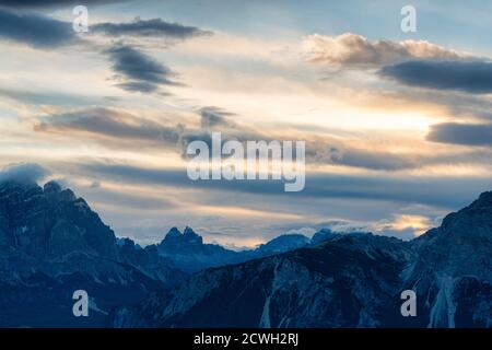 Wolken bei Sonnenuntergang über der Tre Cime di Lavaredo und Cadini di Misurina, Dolomiten, Trentino Alto Adige/ Venetien, Italien Stockfoto