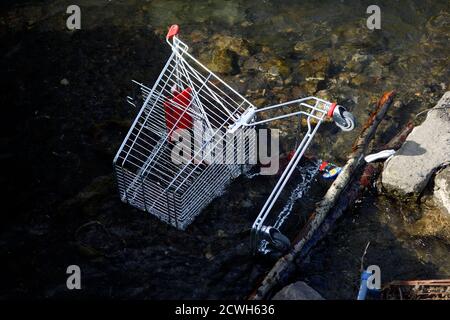 Ein verlassener Einkaufswagen in einem Fluss, Merthyr, Wales Stockfoto