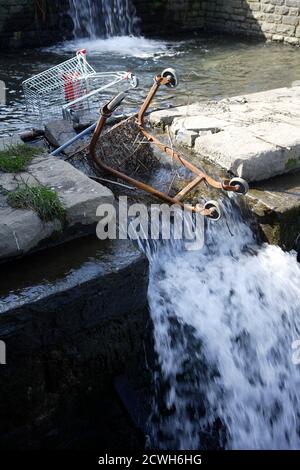 Ein verlassener Einkaufswagen in einem Fluss, Merthyr, Wales Stockfoto