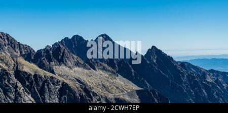 Vie bis Lomnicky stit, Pysny stit, Javorovy stit und Prostredny droten vom Vychodna Vysoka Berggipfel in Vysoke Tatry Berge in der Slowakei Stockfoto