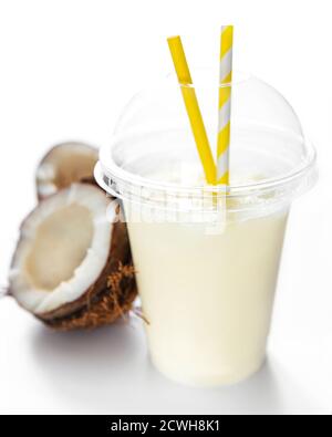 Pina Colada alkoholischer frischer Cocktail serviert kalt mit Kokosnuss und Banane auf weißem Hintergrund Stockfoto