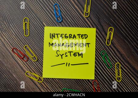 Integriertes Managementsystem Schreiben auf Haftnotizen isoliert auf Büroschreibtisch. Stockfoto