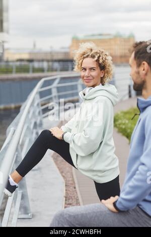 Junge Frau trainiert zusammen mit ihrem Freund beim Joggen In der Stadt Stockfoto