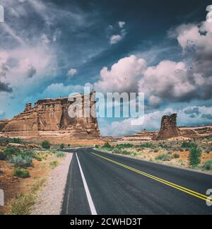 Straße durch Arches National Park in der Sommersaison, Utah - USA. Stockfoto