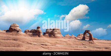 Panoramablick auf Delicate Arch bei Sonnenuntergang, Arches National Park. Stockfoto