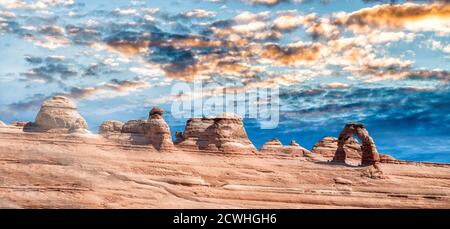 Delicate Arch vom unteren Aussichtspunkt aus gesehen, Arches National Park. Stockfoto