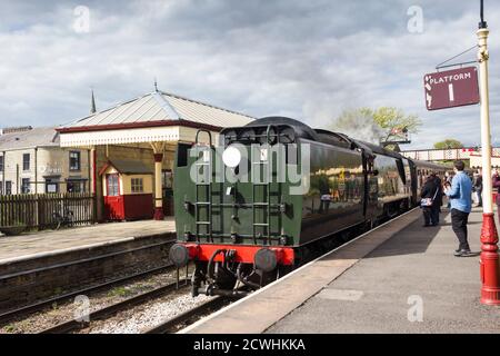 Dampflok 34092 'City of Wells' am Bury Bahnhof auf der East Lancashire Railway 34092, wartet auf Abfahrt nach Heywood, zuerst Ausschreibung. 34092 leuchtet p Stockfoto