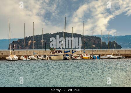 Boote liegen im Hafen von Marta im Bolsenasee. Marta, Bolsena See, Viterbo, Latium, Italien Stockfoto