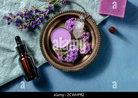 Aromatherapie-Produkte, von oben mit einem Platz für Text geschossen. Ätherisches Öl, Duftkerze, Weihrauchkegel und aromatische Seife, mit Vervain und Lavendel angereichert Stockfoto