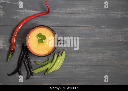 Bohnen- und Erbsensuppe auf dunklem Holzgrund. Platz für einen Kopierbereich Stockfoto