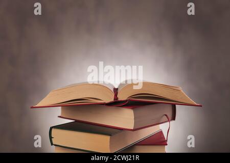 Das Buch öffnete sich in der Mitte über anderen Büchern, aufgenommen im Studio Stockfoto
