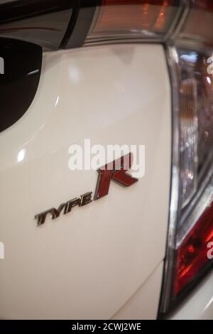 Bukarest, Rumänien - 23. Oktober 2019: Illustrative redaktionelle Nahaufnahme des Honda Civic Type R-Logos auf einem Auto in Bukarest, Rumänien. Stockfoto