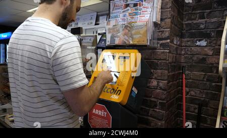 Montreal, Quebec, Kanada - 25. Juni 2018: Mann mit Bitcoin ATM. Stockfoto