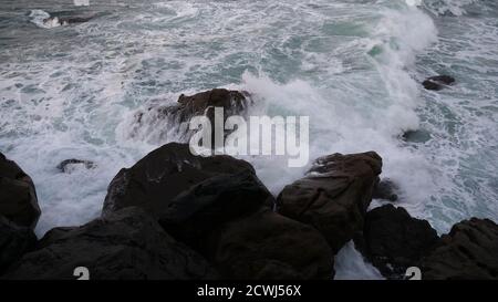 Wellen an den Felsen. Stockfoto