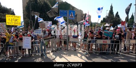 JERUSALEM, ISRAEL - 29. SEPTEMBER: Protestierende nehmen an einer Demonstration vor dem israelischen parlament über Gesetze Teil, die die Proteste einschränken, und zwar inmitten einer landesweiten Sperre, die darauf abzielt, die Coronavirus-Pandemie am 29. September 2020 in Jerusalem, Israel, einzudämmen. Das israelische parlament billigte Änderungen des Coronavirus-Gesetzes, das die Proteste gegen Premierminister Benjamin Netanjahu begrenzen würde, der seinen Rücktritt wegen seiner Anklage wegen Korruptionsvorwürfen und des Umgangs mit der Coronavirus-Pandemie forderte. Stockfoto