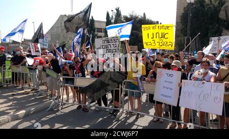 JERUSALEM, ISRAEL - 29. SEPTEMBER: Protestierende nehmen an einer Demonstration vor dem israelischen parlament über Gesetze Teil, die die Proteste einschränken, und zwar inmitten einer landesweiten Sperre, die darauf abzielt, die Coronavirus-Pandemie am 29. September 2020 in Jerusalem, Israel, einzudämmen. Das israelische parlament billigte Änderungen des Coronavirus-Gesetzes, das die Proteste gegen Premierminister Benjamin Netanjahu begrenzen würde, der seinen Rücktritt wegen seiner Anklage wegen Korruptionsvorwürfen und des Umgangs mit der Coronavirus-Pandemie forderte. Stockfoto