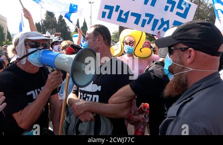 JERUSALEM, ISRAEL - 29. SEPTEMBER: Protestierende nehmen an einer Demonstration vor dem israelischen parlament über Gesetze Teil, die die Proteste einschränken, und zwar inmitten einer landesweiten Sperre, die darauf abzielt, die Coronavirus-Pandemie am 29. September 2020 in Jerusalem, Israel, einzudämmen. Die Knesset wird heute über Änderungen des Coronavirus-Gesetzes abstimmen, das die Proteste gegen Premierminister Benjamin Netanjahu begrenzen würde, der seinen Rücktritt wegen seiner Anklage wegen Korruptionsvorwürfen und des Umgangs mit der Coronavirus-Pandemie fordert. Stockfoto