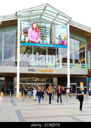 NHS-Werbung am Eingang des Intu Chapelfield Shopping Centers, Norwich Stockfoto