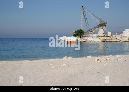 Thassos, Griechenland, 02. Oktober 2019: Porto Vathy Strand auf der Insel Thassos. Weiße Marmormine mit Förderband auf der Insel Stockfoto