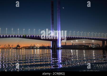 Architektur Von Melbourne. Die Bolte-Brücke leuchtet nachts über dem Yarra River. Stockfoto