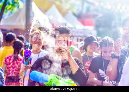 Siam Square, Bangkok, Thailand - 13. APR. 2019: Kurze Aktion von Menschen schließt sich an Feiern des thailändischen Neujahrs oder Songkran auf dem Siam Square an. Stockfoto