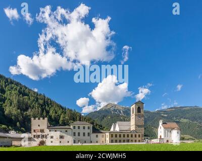 Das alte Kloster des Hl. Johannes des Täufers in Müstair, im Val Monastero im Kanton Graubünden, Schweiz Stockfoto