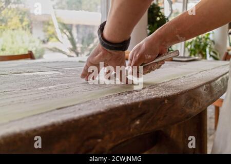 Der Koch Bereitet Frische Hausgemachte Pasta Zu Stockfoto