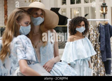 (200930) -- PEKING, 30. September 2020 (Xinhua) -- Models mit Gesichtsmasken präsentieren Kreationen der Paul Costelloe Frühjahr/Sommer 2021 Kollektion während der London Fashion Week in London, Großbritannien, 18. September 2020. (Xinhua/Han Yan) Stockfoto