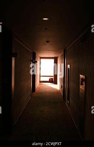 Durch das Fenster auf dem Korridor des Hotels scheint Sonnenlicht Stockfoto